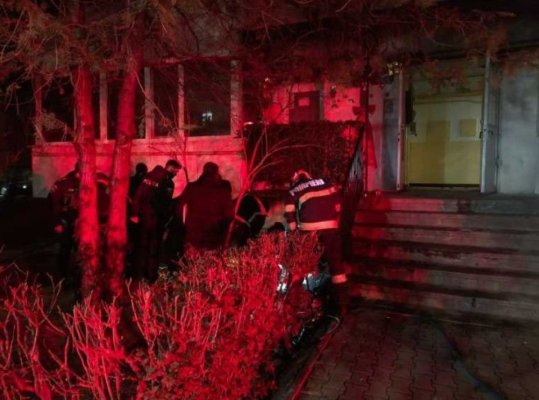 Un bărbat a fost găsit carbonizat, în urma unui incendiu izbucnit la subsolul unui bloc