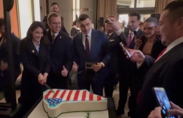 Imagini virale: George Simion a tăiat un tort în forma Groenlandei cu drapelul SUA pe el. Video