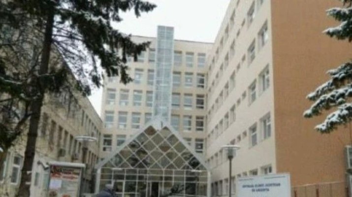 Un bărbat de 35 de ani a murit în fața copiilor, după ce a fost trimis de medici acasă, cu vitamine și unguente pentru dureri