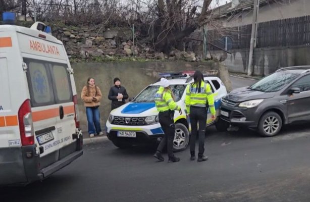 O autospecială de poliție a fost lovită în plin, la Cernavodă. Doi agenți au ajuns în spital. Video