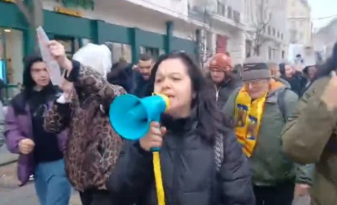 Sute de elevi și părinți au protestat în Timișoara, cerând „dreptate pentru Mario“: Consilierii psihologi sunt „decorativi“. Video