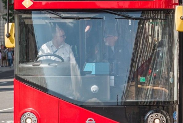 Un șofer de autobuz a fost concediat după ce a urmărit și a lovit un hoț care a jefuit o pasageră