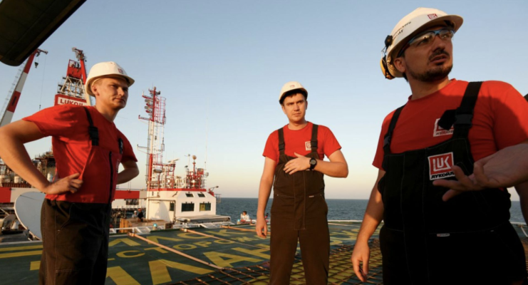 Lukoil vinde activele către un gigant american. Efecte inclusiv pentru România