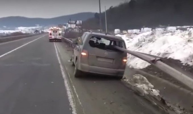 Un șofer de 45 de ani a scăpat cu viață după ce o bară metalică i-a străpuns mașina și a ieșit prin lunetă