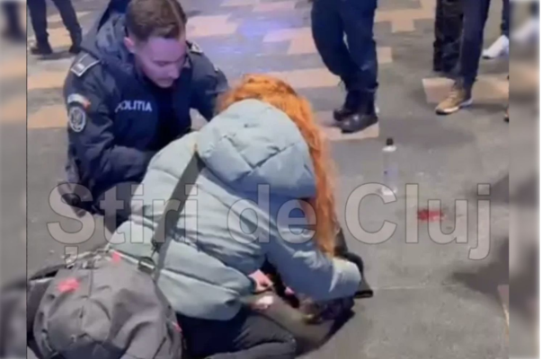 Adolescent bătut crunt şi lăsat lat în faţa unui centru comercial din Cluj: Polițiștii fac anchetă