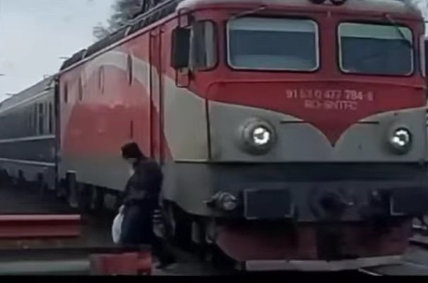 Un bărbat a fost la un pas să fie spulberat de tren, după ce a ignorat semnalele luminoase și sonore. Video