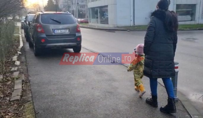 Trotuarele din Constanța au devenit peste noapte parcări, iar pietonii sunt obligați să meargă pe carosabil. Video