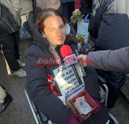 O tânără imobilizată din Ucraina, de 25 de ani, cere ajutor oamenilor, în fața Catedralei „Sfinții Apostoli Petru și Pavel“. Video