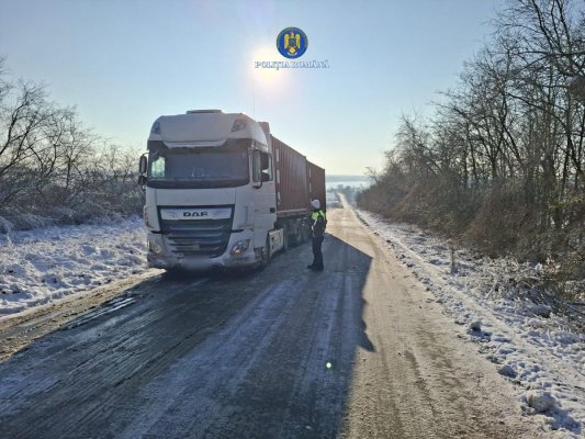 Siguranța rutieră în condiții de iarnă, prioritatea polițiștilor constănțeni. Video