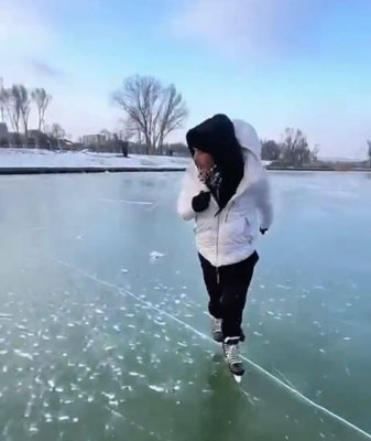Când inconștiența poate fi fatală! Un tânăr făcea scheme pe lacul Tăbăcăriei... pe cale să se dezghețe! Video