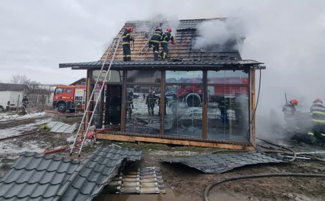 Incendiu la o locuință din Agigea. Pompierii au intervenit cu mai multe autospeciale. Video