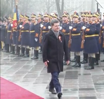 De Ziua Unirii, la Focșani, Nicușor Dan a ratat, din nou, covorul roșu..ca să nu-l murdarească. Video