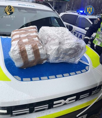 Polițiștii au descoperit într-un autoturism 15 kilograme de canabis aduse din Spania