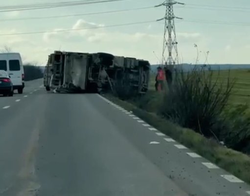Camion răsturnat între Poarta Albă și Nazarcea: o victimă conștientă