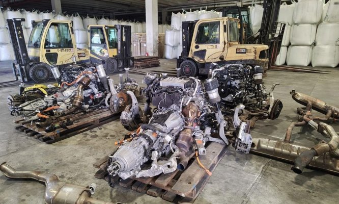 Trei autoturisme furate și dezmembrate, în valoare de aproape 320.000 de euro, au fost descoperite în Portul Constanța