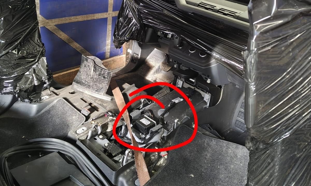 Trei autoturisme furate si dezmembrate, in valoare de aproape 320.000 de euro, au fost descoperite in Portul Constanta Trei autoturisme furate si dezmembrate, in valoare de aproape 320.000 de euro, au fost descoperite in Portul Constanta