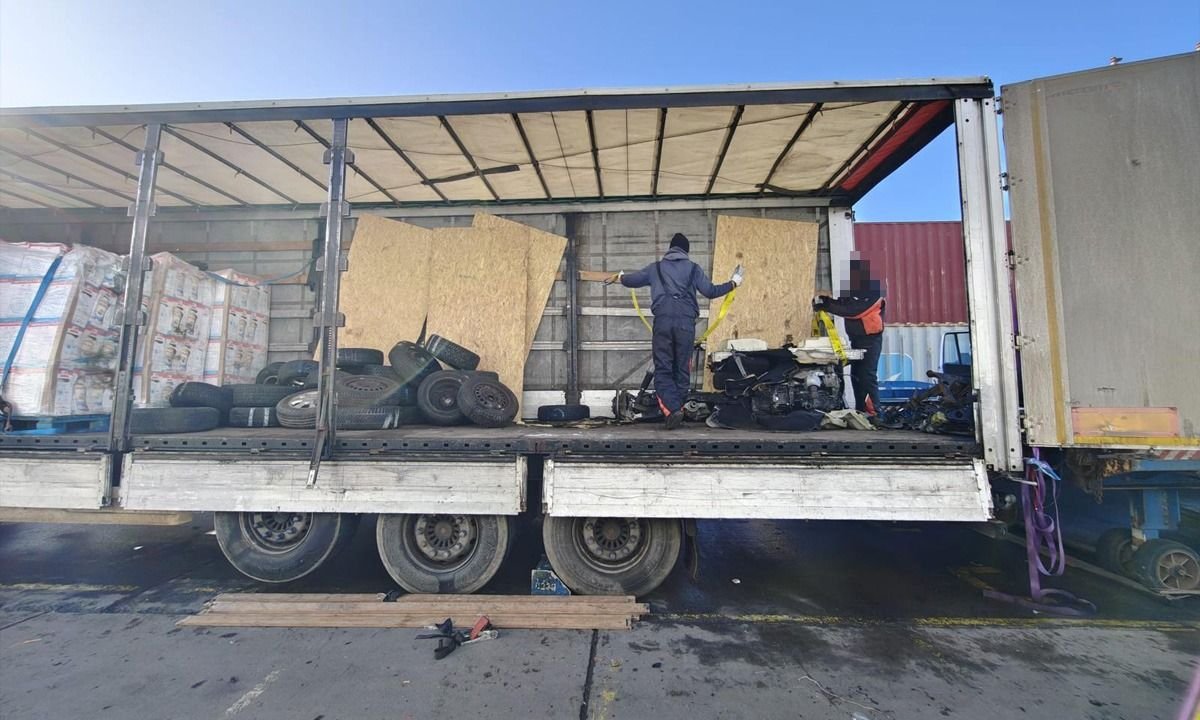 Trei autoturisme furate si dezmembrate, in valoare de aproape 320.000 de euro, au fost descoperite in Portul Constanta