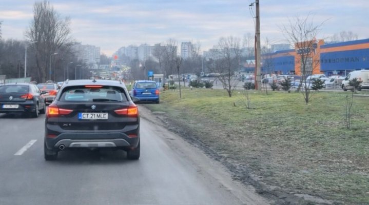 Un șofer a depășit coloana de mașini, de pe bulevardul Tomis, prin... șanț. Video  