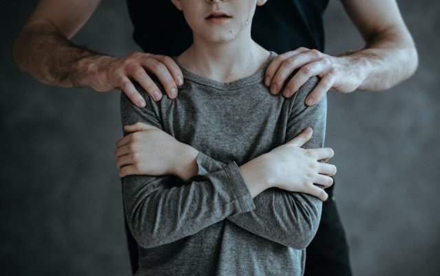 Doi gardieni de la Centrul Educativ Buziaș sunt acuzați că au constrâns minori la acte sexuale în schimbul țigărilor