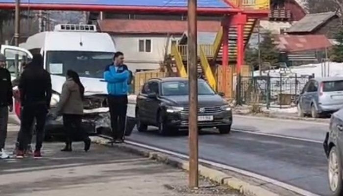  Zece persoane au fost implicate într-un accident rutier produs în Comarnic, între un microbuz şi un autoturism