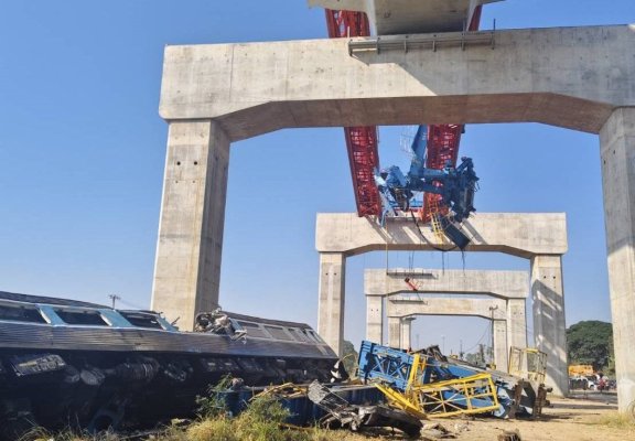 Imagini șocante! O macara uriașă cade peste un tren de călători. Video