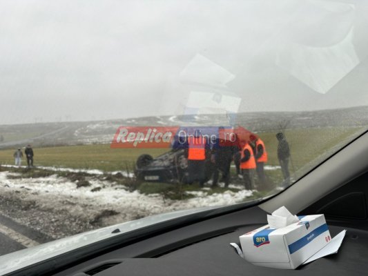 Accident rutier la Sibioara: trafic îngreunat de o masina rasturnata