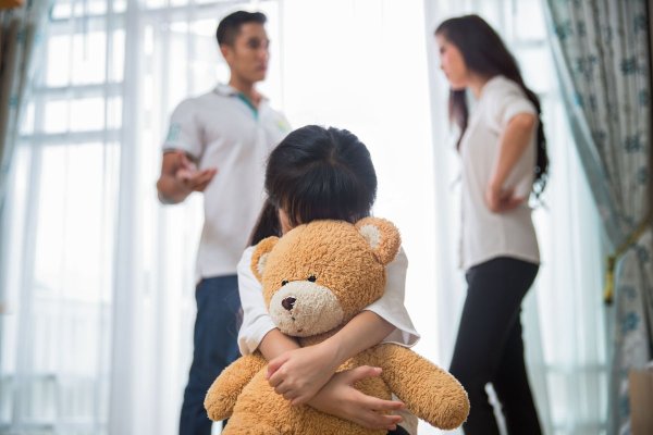 S-a emis primul ordin de protecție din România împotriva unei mame. Cum și-a abuzat femeia copila