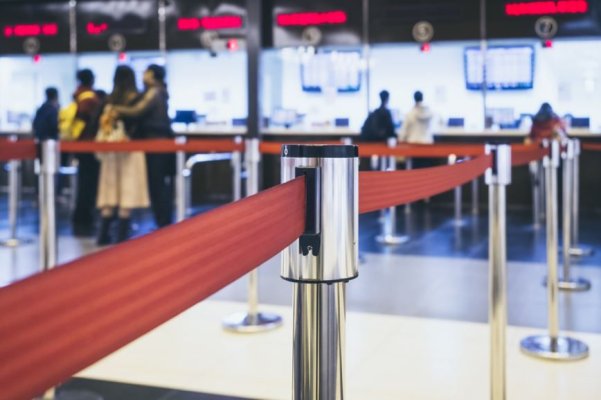 Zeci de zboruri anulate și întârziate pe unul dintre cele mai importante aeroporturi din Marea Britanie