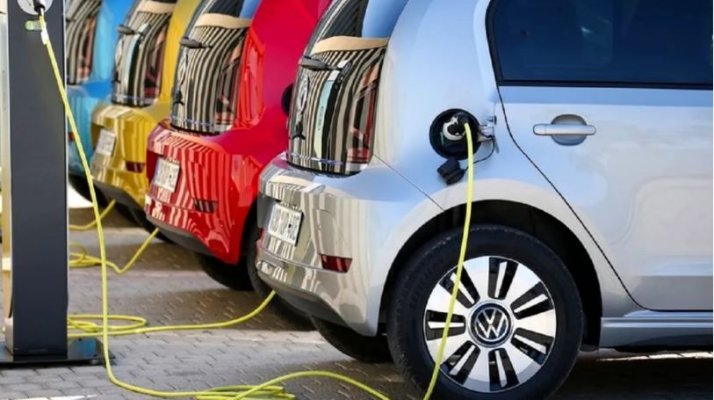Senatori americani îi cer lui Trump să interzică producătorilor auto chinezi să fabrice maşini în SUA