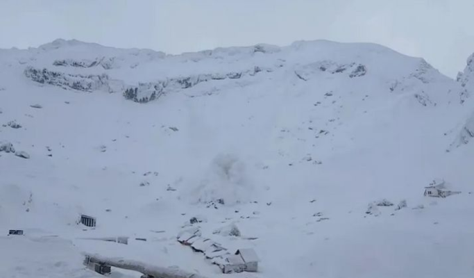 Avalanșă de mari dimensiuni, declanșată de doi schiori la Bâlea Lac. Video
