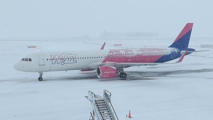 Tensiune pe aeroportul din Sibiu: O aeronavă Wizz Air a ajuns la marginea pistei, din cauza ninsorii abundente
