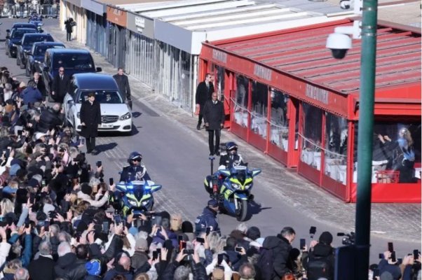 Brigitte Bardot a fost condusă pe ultimul drum de francezi. A fost înmormântată lângă mare, în stațiunea Saint-Tropez