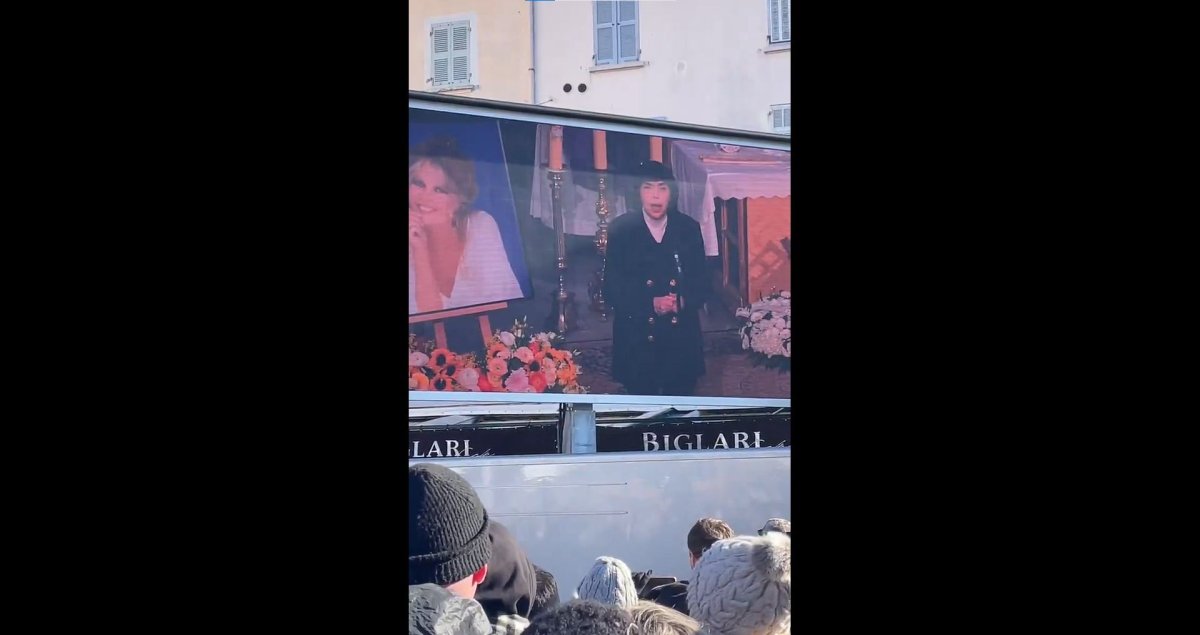 Brigitte Bardot a fost condusa pe ultimul drum de francezi. A fost inmormantata langa mare, in statiunea Saint-Tropez Brigitte Bardot a fost condusa pe ultimul drum de francezi. A fost inmormantata langa mare, in statiunea Saint-Tropez