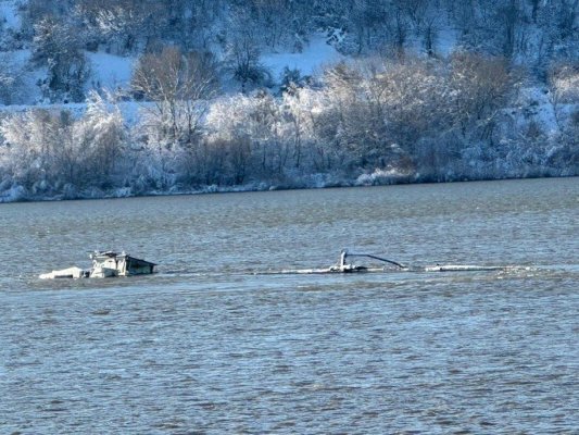 Navă încărcată cu 1.133 de tone de fertilizator, scufundată parţial în Dunăre