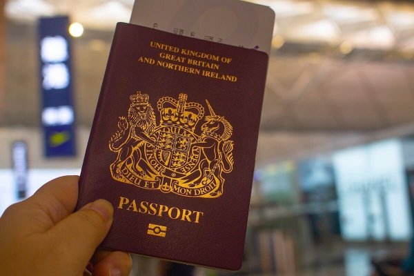 Englezii care au și altă cetățenie vor prezinta și pașaportul britanic la întoarcerea în țară