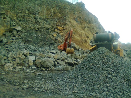 Nimeni nu vrea să cumpere carierele de piatră de la Runcu și din Săcele. Cât au ajuns să coste acum utilajele