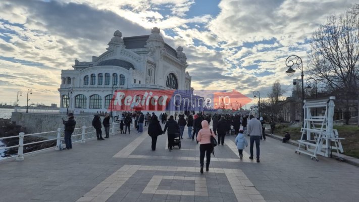 Faleza Cazinoului s-a umplut de turiști și constănțeni în a treia zi din Noul An. Video