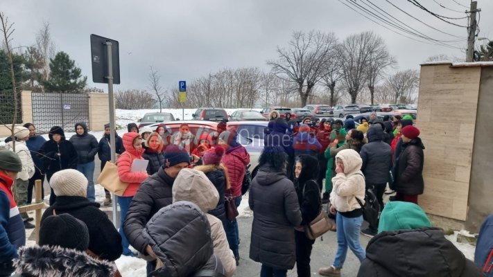 Mai mulți părinți au protestat în fața ISJ Constanța împotriva desființării liceului din Cobadin! Video