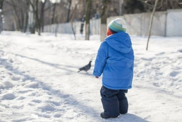 Caz șocant! Un copil de 4 ani, lăsat de mamă la grădiniță, a fost găsit singur pe străzi