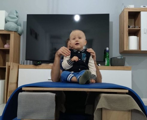 Apel umanitar! Un copil diagnosticat cu o boală genetică rară are nevoie de terapii continue pentru a putea progresa