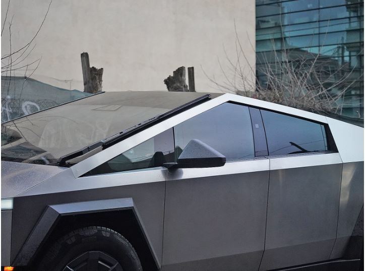 Castigatoarea Bravo, ai stil! socheaza Capitala! Super Cybertruck-ul le-a dat batai de cap