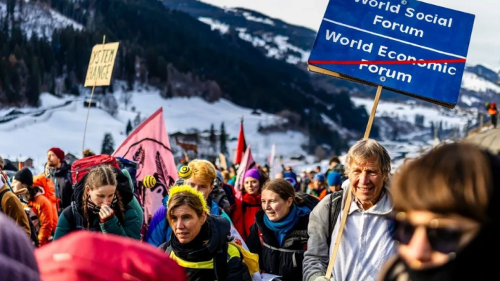 Proteste de amploare, înaintea sosisirii lui Donald Trump la Forumul de la Davos: Democrație, nu oligarhie!