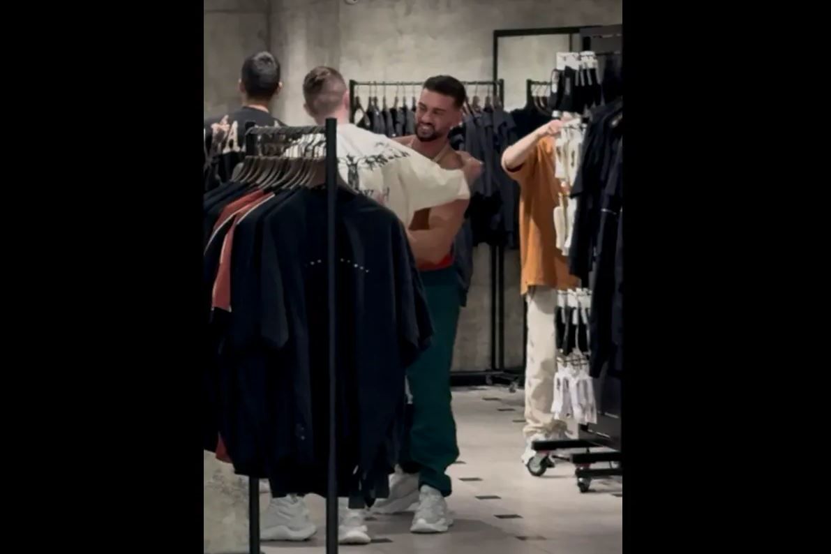 Dorian Popa, show la bustul gol printre clientii din mall. Nimeni nu a putut sa il opreasca! 