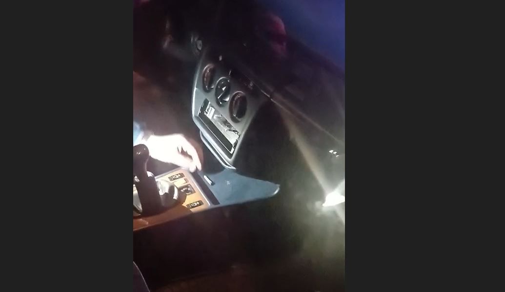 Doi barbati din Constanta, prinsi cu droguri in fata unei sali de jocuri de noroc. Video