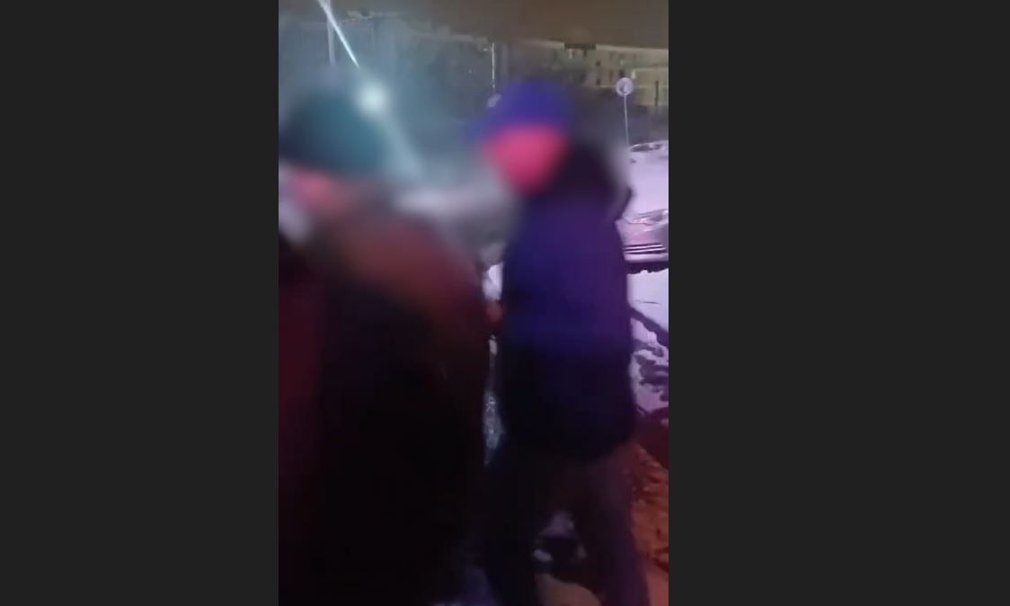Doi barbati din Constanta, prinsi cu droguri in fata unei sali de jocuri de noroc. Video
