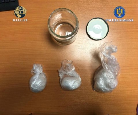 Doi bărbați, cercetați pentru trafic de droguri de mare risc, au fost prinși în flagrant la Constanța