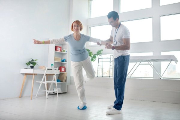 Exercițiul aparent banal care poate reduce riscul de cădere și declin cognitiv