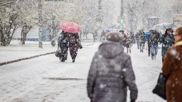 Meteorologii anunţă ninsori, polei, vânt şi scăderea temperaturilor începând de dumnică până marţi seară
