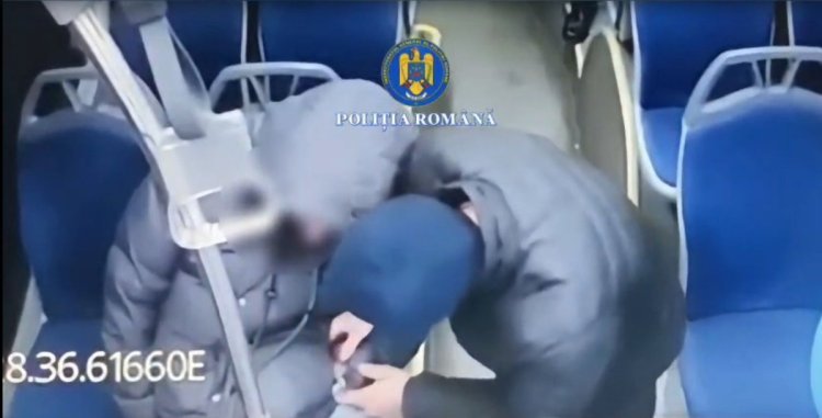 Imagini cu momentul în care un hoț îi fură unui călător, în autobuzul CT BUS, ceasul de la mână. VIDEO