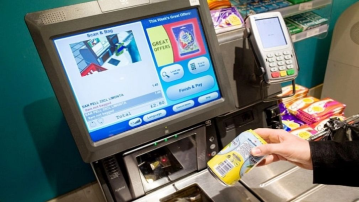 Furt bine pus la punct la un supermarket. Cum păcălea bărbatul casele self-pay și angajații